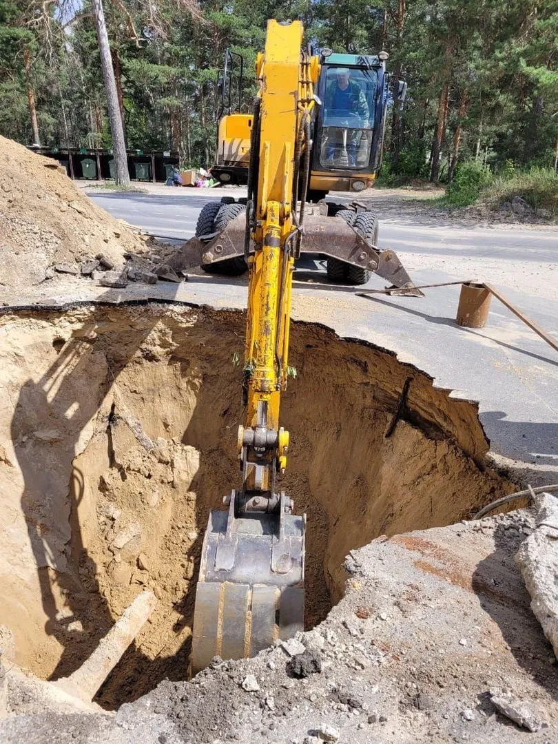 Ресурсоснабжающая организация МП «Жилкомсервис», в целях восстановления работы системы водоотведения на п. Силикатный, приступила к работам по замене участка канализационной сети и устройству нового канализационного колодца.