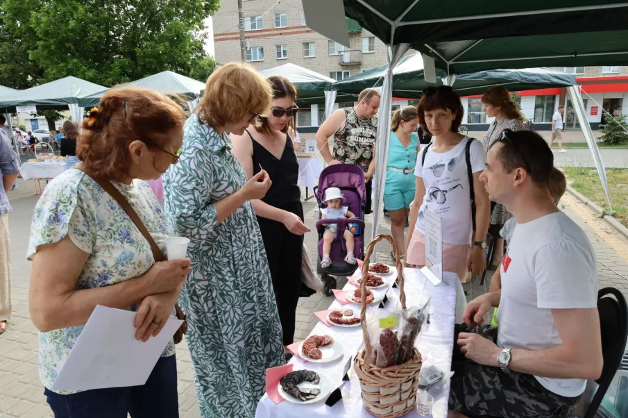 12 июня в городском округе Навашинский состоялась кустовая ярмарка товаров «Займись делом!», на которой представили свои товары и услуги самозанятые граждане из Выксы, Кулебаки, Навашино.