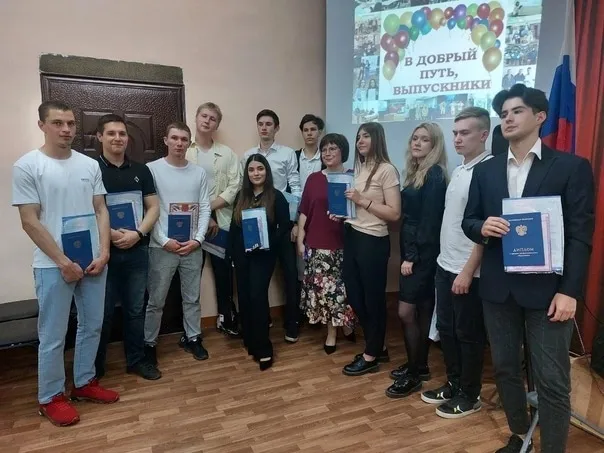 Прозвенел последний звонок для студентов Выксунского металлургического колледжа им. А.А. Козерадского в г.Навашино